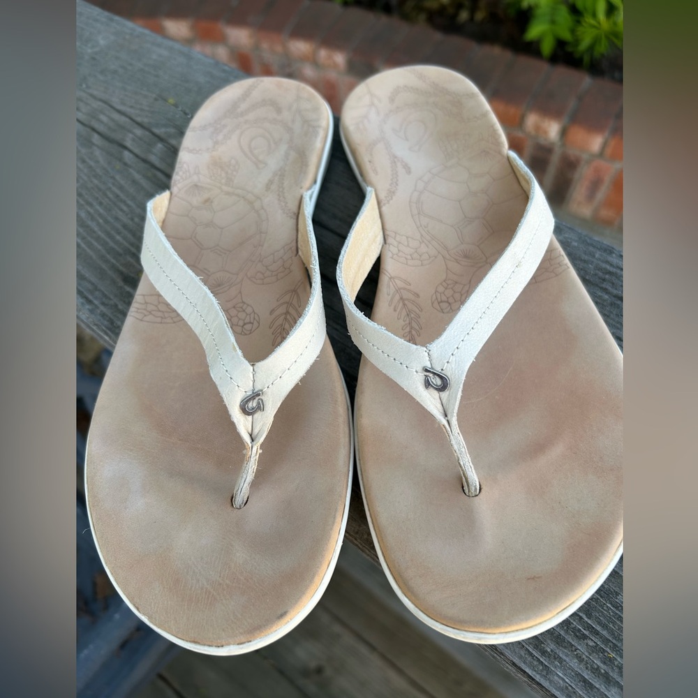 Women’s Olukai Honu flip flop. Size 10 or Euro 40.